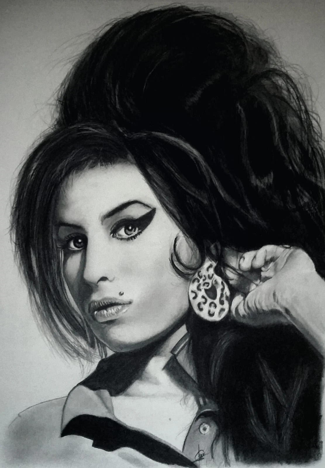 Retrato realista de Amy Winehouse dibujado a l&aacute;piz grafito