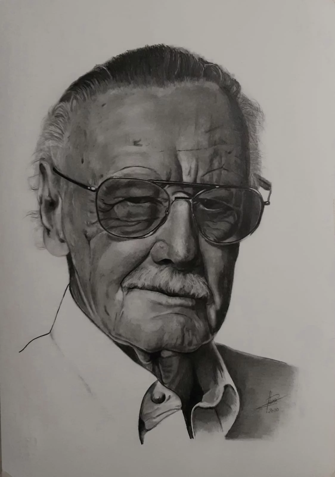 Dibujo realista a l&aacute;piz de personaje famoso con gafas y expresi&oacute;n